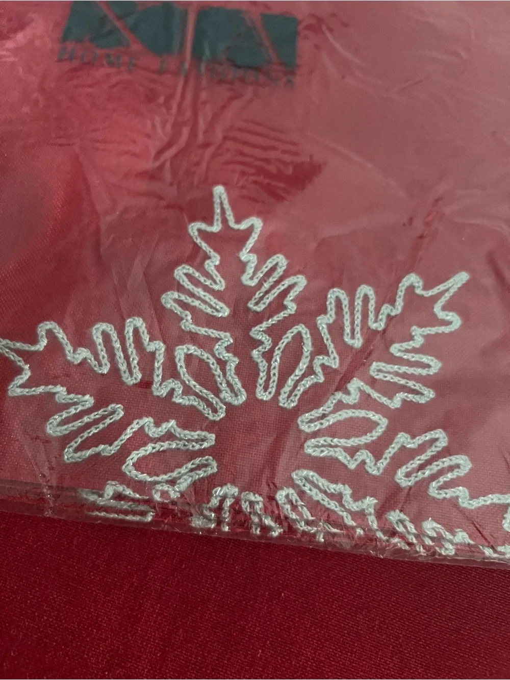 Red Holiday two sets of 4  Placemat Set - Festive Snowflake Design new